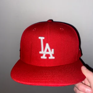 La keps - Säljer en super cool röd LA keps. Med omkretsen 54,9 cm se bättre på bilden ovan 👆pris kan diskuteras 