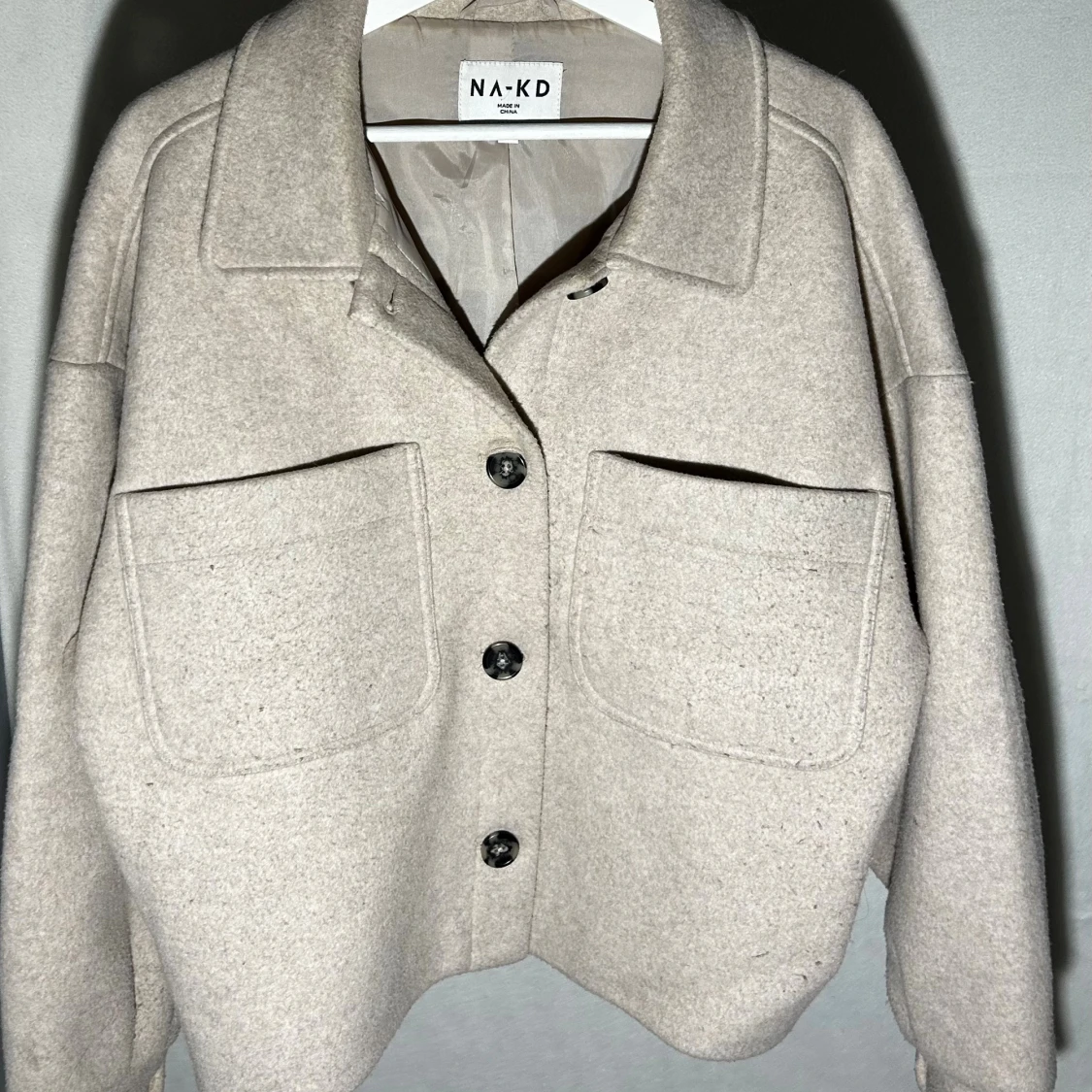 Beige jacka från NA-KD