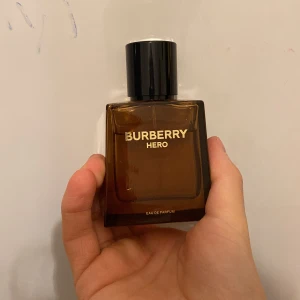 Burberry Hero Eau de Parfum - Burberry Hero Eau de Parfum, 50 ml flaska.