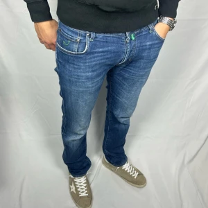 Jacob Cohën 622 - Storlek: 33 Skick: 8.5/10 Nypris: 4500+ - Mått: 43x107 (Midja and Ytterbenslängd i cm) Modellen är 185cm & 78 kg 