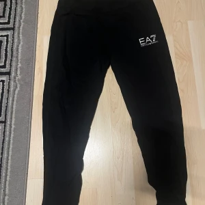EA7 byxor - Väldigt bra skick, använd 1-2 gånger alltså helt nya. Storlek M