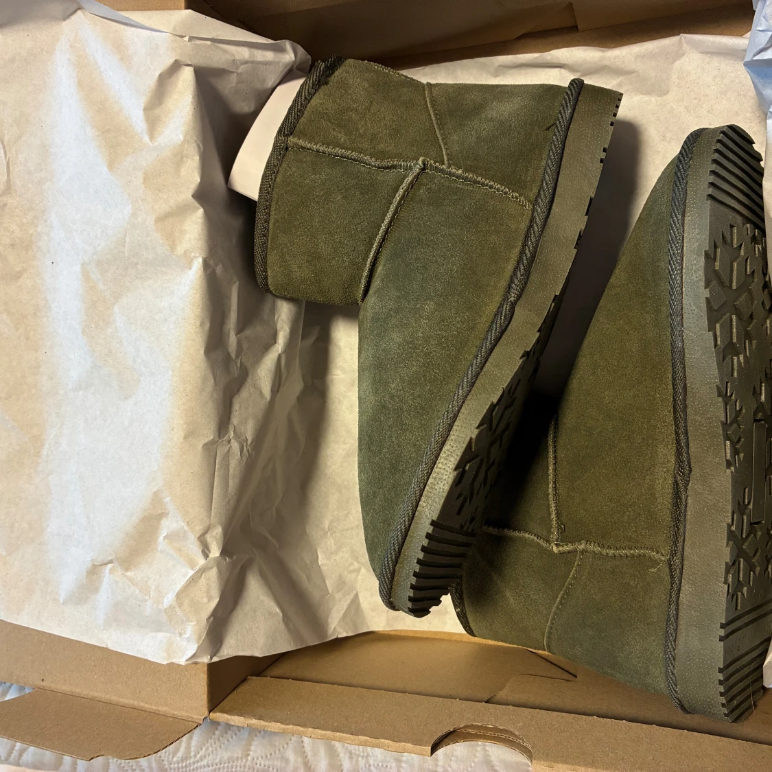 Olivgröna mockaboots med platt sula, Even&Odd