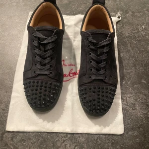 Christian louboutins skor svarta - Tjena, säljer mina loubs eftersom att tre av spikarna gått av därav priset. Annars är de knappt använda och väldigt fint skick.