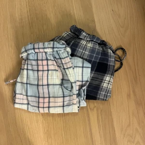 Två par rutiga mjukisbyxor XS - Säljer två par rutiga pyjamasbyxor i storlek xs, har använts några ggr men är det mesta i bra skick, om man skulle vela köpa endast 1 par kostar de 100kr, skriv om ni har funderingar 