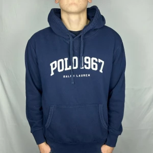 Marinblå hoodie från Ralph Lauren - Storlek: L ( sitter som en stor M ) Skick:8,5/10 Nypris: 2500+ Modellen är 185cm & 80 kg 