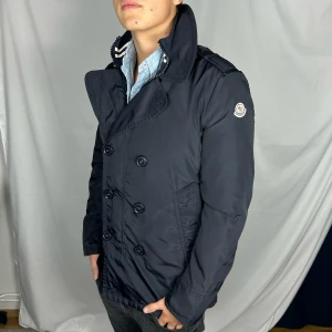 Moncler Charles Giubotto  - Storlek: 2 (passar en  S eller en M ) Condition: 9.5/10 Retail price: 13.999kr Model är 185cm & 78kgs (sitter tajt)