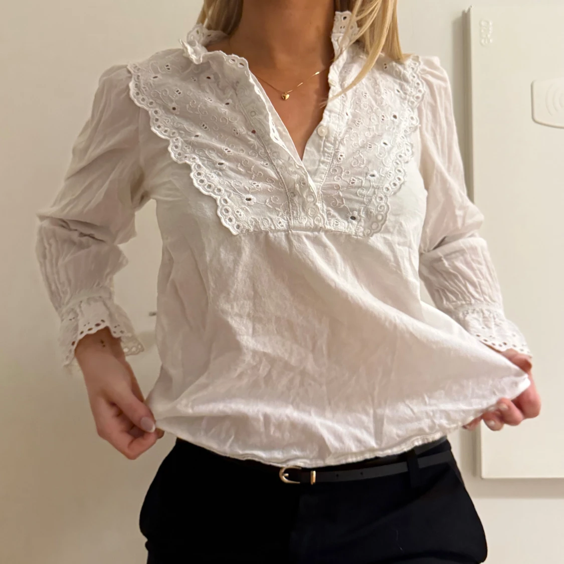 Vit blus med spetsdetaljer - 1