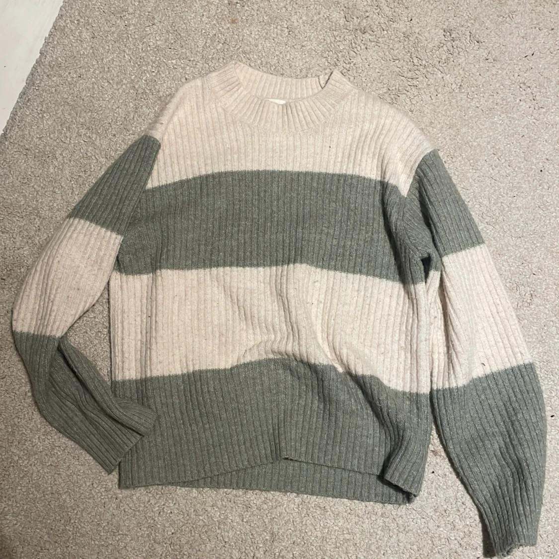 Randig ribbstickad tröja i grått och vitt