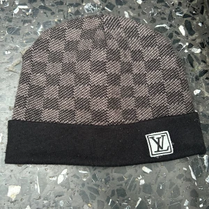 Rutig mössa - Mössa som är använd som ny. Kan minska priset om det verkligen behövs