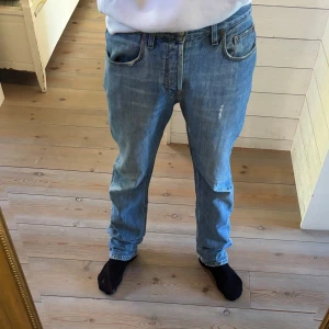 Filippa K jeans – slim fit med vintagekänsla 👖 - Slim fit jeans i 31/34 med naturligt sliten look. Ett litet hål vid ficka + liten fläck – men väldigt snygga ändå. 🧵 Bra kvalitet & passform 💸 179kr – fyndläge! 📦 Fraktas snabbt!