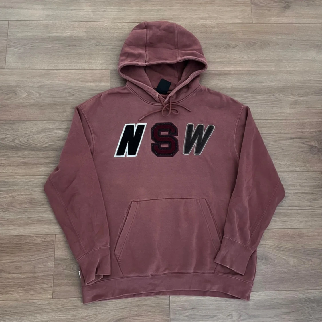 Mörkrosa hoodie med NSW-tryck