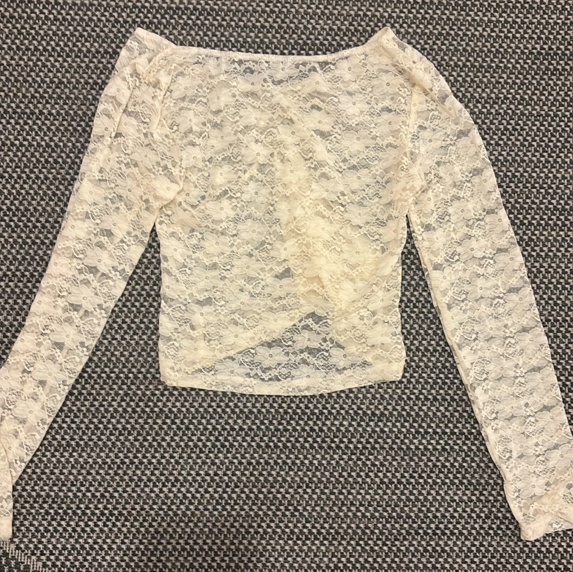 Vit spetsblus med v-ringning - 1