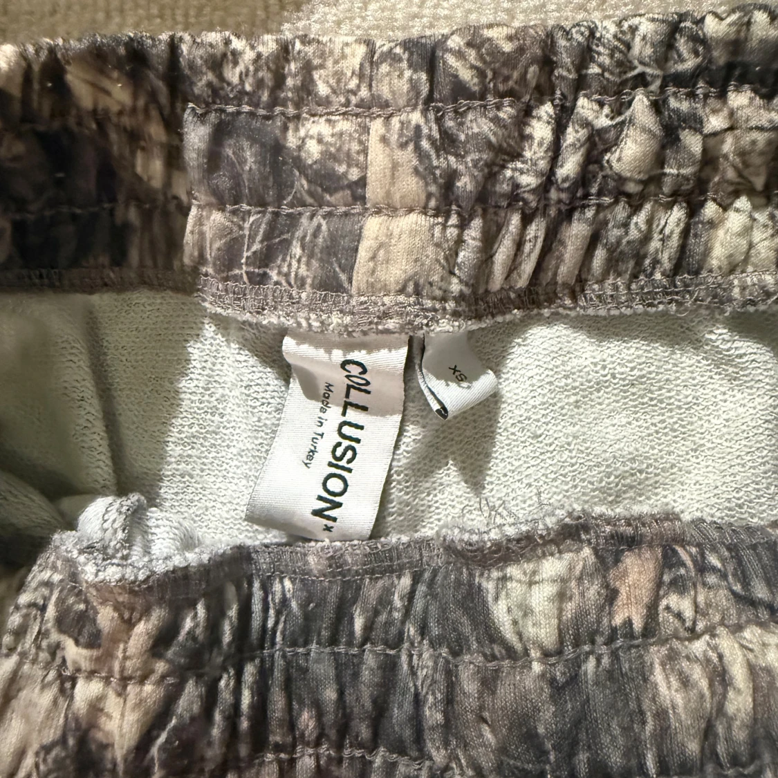 Camo mjukisbyxor från Collusion XS - 1