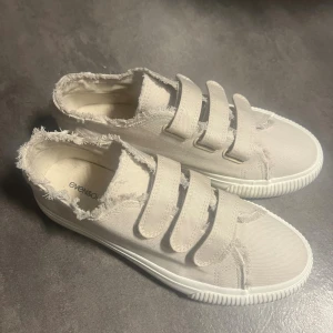 Beige sneakers med kardborre från Even&Odd - Snygga skor från Even&Odd. Köpte från zalando och använda en gång. Säljer för de är för små. Storlek 38. 