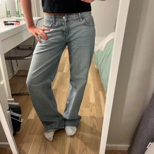 Ljusblå jeans  - Säljer ett par ljusblå jeans med avslappnad passform, de är bara använda en gång och uppsydda men är ändå lite långa för mig som är typ 170. 