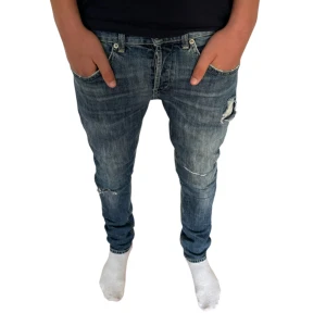 Dondup jeans - Dondup jeans i modellen george. Skick 6/10. Finns några lagningar på insidan, men inget som syns på utsidan. Modellen är 178! Skriv privat för bilder på lagningarna!