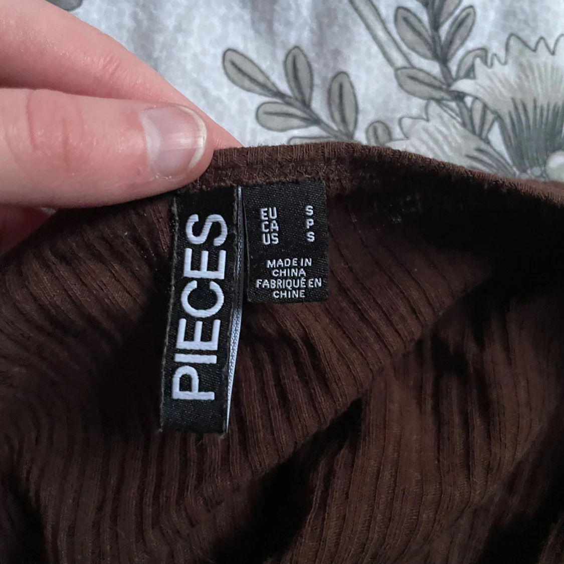 Brun ribbad långärmad topp från Pieces - 1