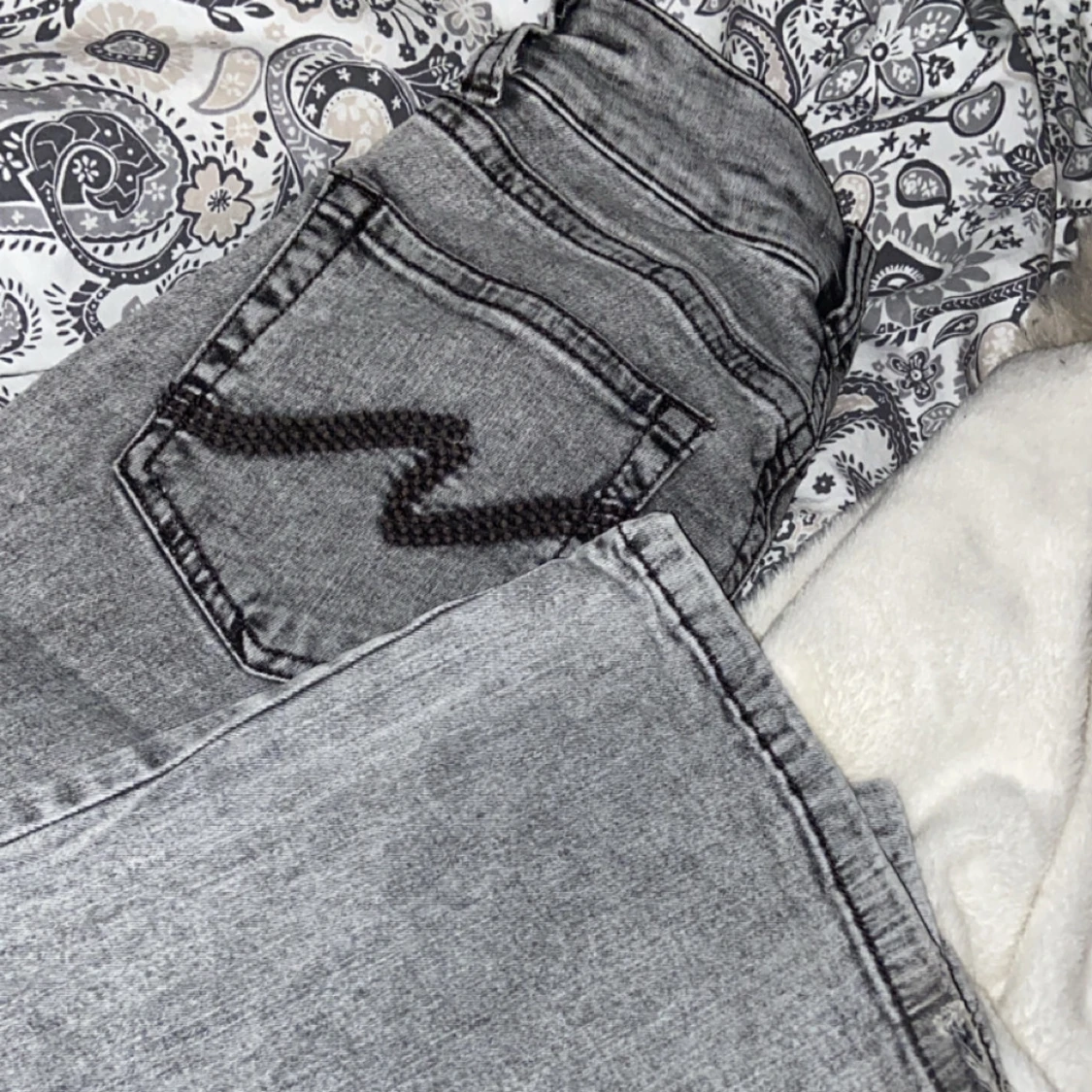 Gråa bootcut jeans - 4