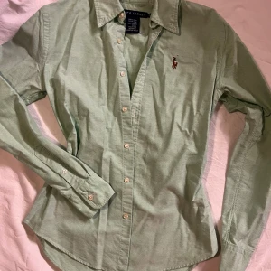 Ljusgrön skjorta Ralph Lauren - Figursydd skjorta i slim fit modell! Skjortan är ljusgrön och i storlek 0 XS 💞