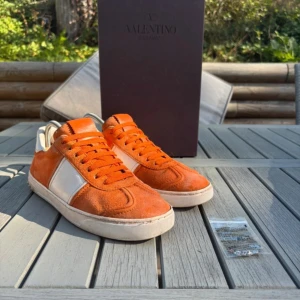 Flycrews  - Säljer nu ett par riktigt feta flycrews, skulle säga att de är i bra skick men man bedömer de självklart själv ut efter bilderna, og så som box dustbag och extra nitar! Självklart äkta, och riktigt feta, storlek 41 men passar även 42-42,5, skriv vid minsta fundering🌟