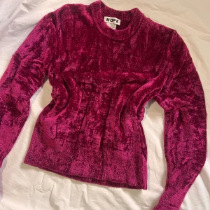 Otrolig tröja från HOPE - Stickad tröja från HOPE i skiftande lila färg. Storlek 38 💞 Mjuk och stretchig