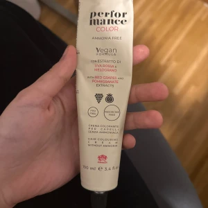 Performance Color hårfärg vegansk - Vegansk hårfärgskräm från Performance Color, fri från ammoniak, PPD och resorcinol. Innehåller extrakt av röda druvor och granatäpple. Tub på 100 ml, perfekt för dig som vill färga håret skonsamt.