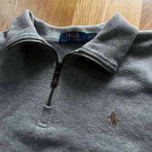 Grå half zip tröja från Polo Ralph Lauren - Säljer en beige Polo Ralph Lauren qr zip🙌🏻| Storlek M passar bäst i S | Skick 9.5/10🔥| Skriv vid minsta fundering 💭 