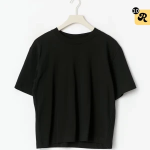 Svart basic t-shirt i bomull - En stilren svart t-shirt med klassisk rund hals och korta ärmar. Tillverkad i mjuk bomull som känns skön mot huden. Passformen är normal och designen är helt utan mönster eller detaljer, perfekt för en clean look.