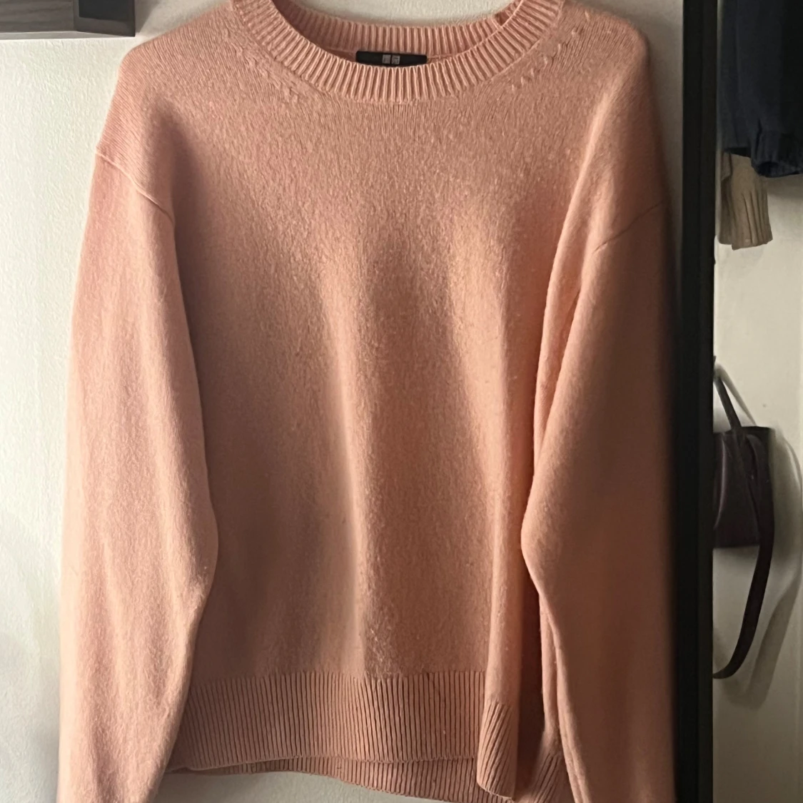 Ljusrosa stickad tröja från Uniqlo