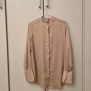 H&M Guldig skjorta - Beskrivning kommer inom kort