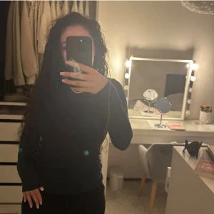 Blå intimissimi tröja  - Säljer denna blåa intimissimi tröja, använd men inga defekter 