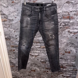 Replay Anbass Jeans - Mycket fint skick, inga defekter. Nypris ca 2000kr. Storlek W31, passar dig som är mellan 175-185cm ungefär. Inga konstigheter med jeansen. Tags medföljer inte. Skriv för mer information!🤝