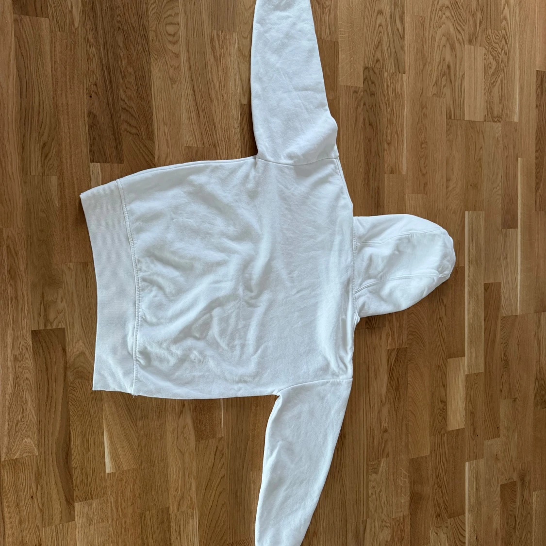 Vit hoodie med ficka framtill - 3