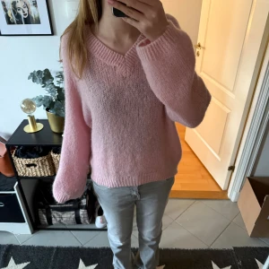 Ljusrosa stickad tröja med v-ringning - stickad rosa tröja från design by si! sparsamt använd💕 nypris cirka 450 kr