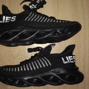 Helt nya svarta sneakers stl 39 med superbekväm anti-halk sula och andningsbart material - Helt nya svarta sneakers stl 39 med superbekväm anti-halk sula och andningsbart material