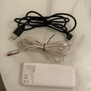 Andersson PRB 1.3 Powerbank 5000mAh - Andersson PRB 1.3 powerbank med 5000mAh kapacitet. Kommer med två USB-kablar (micro-USB och USB-A). Fungerar bra, några ytliga repor och märken på skalet. Perfekt för att ladda mobilen på språng.
