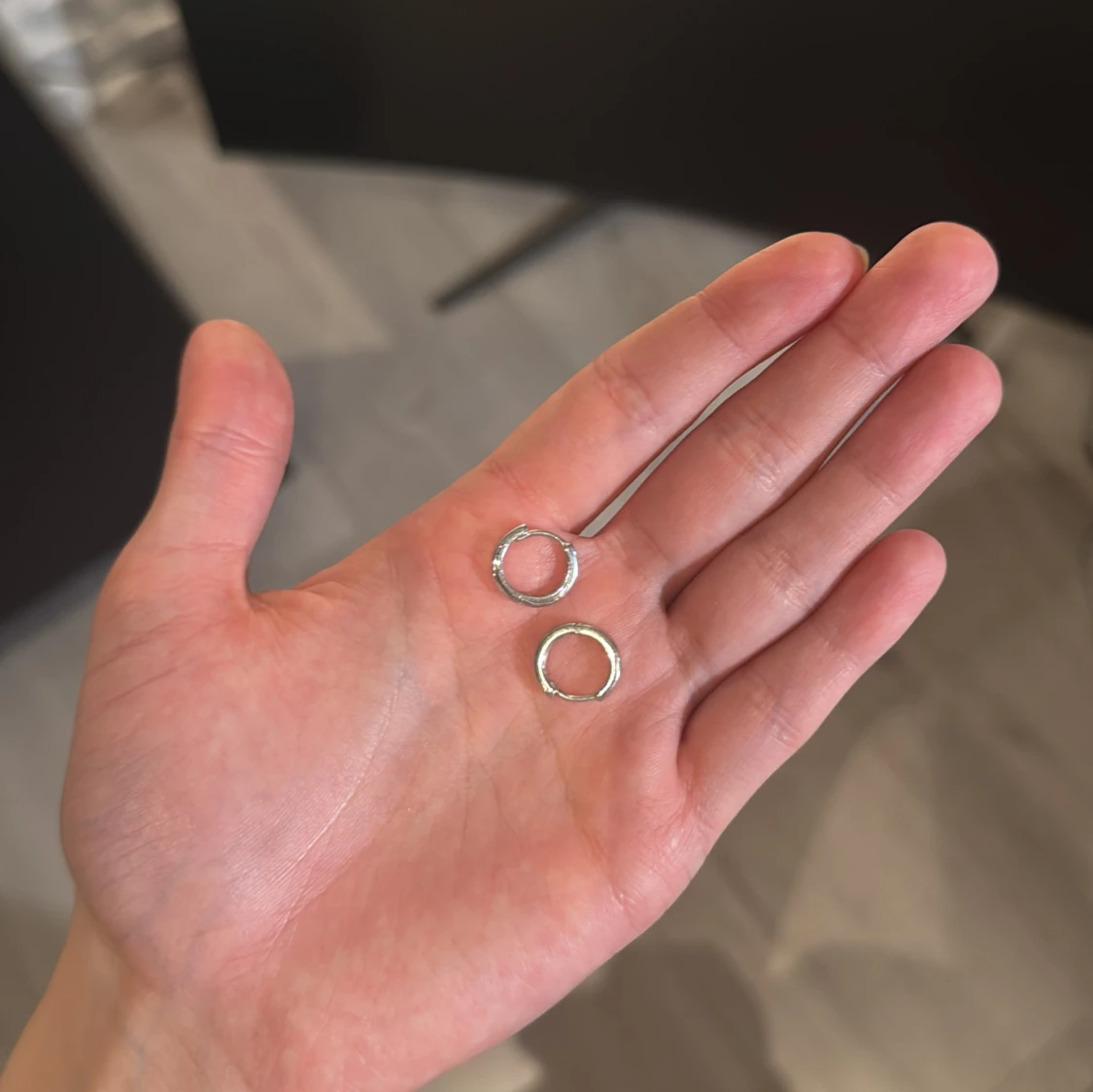 Små silverfärgade hoop-örhängen - 1