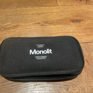 Monolit Carbon Shinguards - Lätta och slitstarka benskydd i kolfiber från Monolit. Levereras i originalfodral med skyddande skuminsats. One size, equilateral fit. Mycket gott skick, inga synliga defekter eller slitage. Perfekt för dig som söker högsta komfort och skydd vid sportaktiviteter.