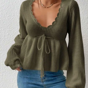 Olivgrön stickad tröja - Supersöt olivgrön stickad tröja med djup v-ringning och vågig kant. Tröjan har långa ärmar, knyt i midjan och en loose passform. Passar superbra till alla tillfällen! 💖