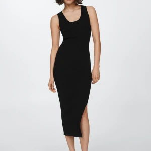 Ribbad långklänning - Helt oanvänd. Svart ärmlös långklänning från Mango med ribbad struktur och rundad halsringning. Tyget är mjukt och stretchigt. Klänningen är figurnära och anpassar sig efter din kroppsform.  Ordinarie pris 380kr.