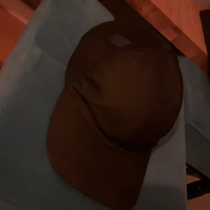 Svart meshkeps storlek L gg - Säljer en svart keps med meshpaneler på sidorna för extra ventilation. Klassisk böjd skärm och justerbar passform. Perfekt för dig som gillar enkel och stilren streetwear. Kepsen är i storlek L, 59 cm.