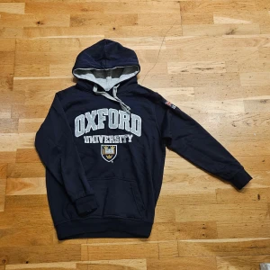 Oxford University hoodie - En riktigt fin hoodie i nyskick från Oxford University i storlek XS. Använd endast nån gång!