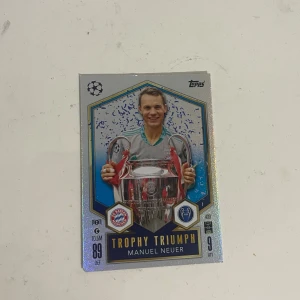 Fotbolls kort  - Fotbollskort Manuel Neuer från Bayern München, firande Champions League-triumf. Perfekt för sportfans och samlare som gillar fotboll och vill ha en unik del av spelets historia.