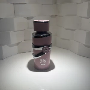 Just Wardi parfymflaska - Snygg parfymflaska med modern design och coola detaljer. Perfekt för dig som vill sticka ut och ha något unikt i din samling. Märket Just Wardi syns tydligt på flaskan.