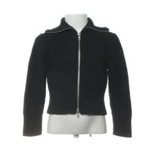 Svart zip kofta från Zara - Säljer en svart ribbad kofta från Zara med dragkedja framtill. Koftan har en hög krage och långa ärmar. Koftan används aldrig då den är för stor för mig❤️