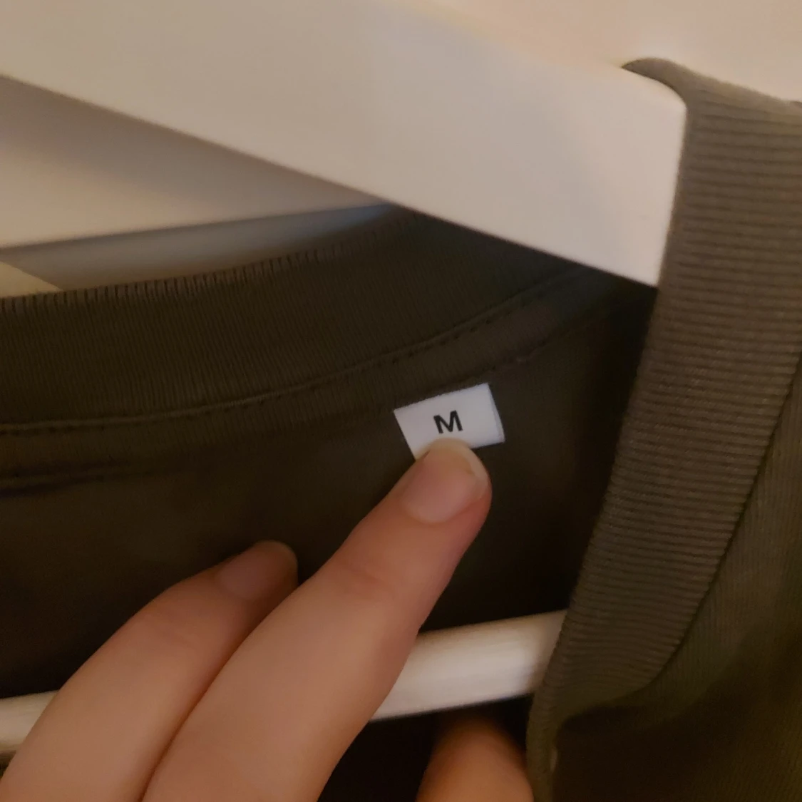 Grön t-shirt med neonmönster, M - 1