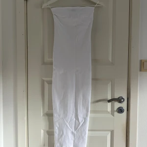 Vit långklänning från Gina Tricot - Supersnygg vit långklänning från Gina Tricot i ribbad bomull. 