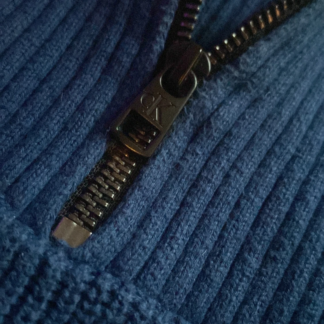 Blå stickad half zip från Calvin Klein - 4