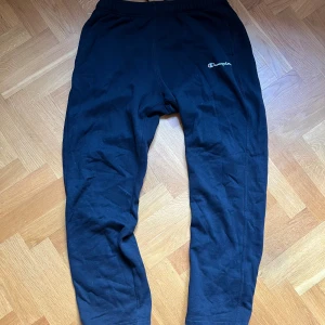 Mjukisbyxor - Sweatpants, joggers från champion ä