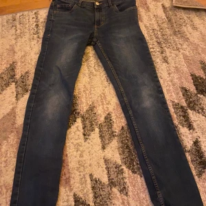 Levi's 510 Skinny jeans blå (Strl 164) / 14 åringar - Säljer ett par Levi's 510 Skinny jeans i mörkblå tvätt. Modellen har smal passform, klassiska fem fickor och snygga kontrastsömmar. Perfekt för dig som gillar en tajt look och vill ha ett par jeans som sitter riktigt snyggt.